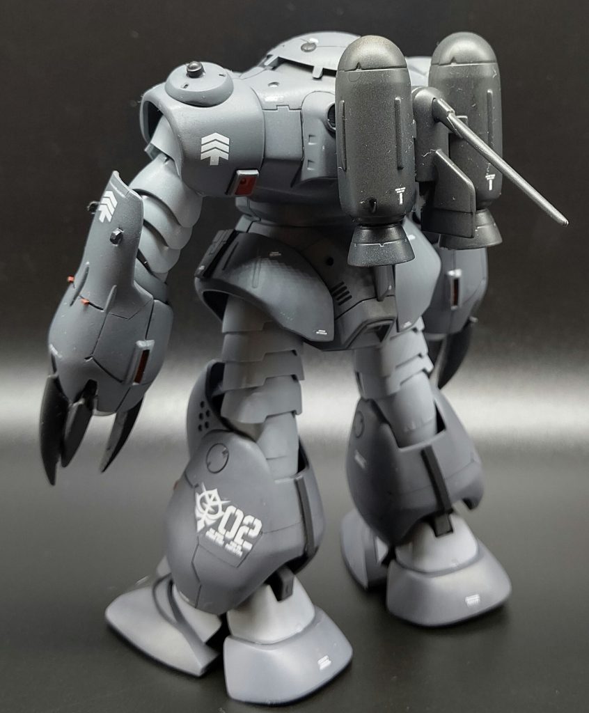 バックパックは設定色はオレンジですがダークな雰囲気にしたかったのでジャーマングレーです。ひざ裏の合わせ目はプラ板を貼って隠してます。