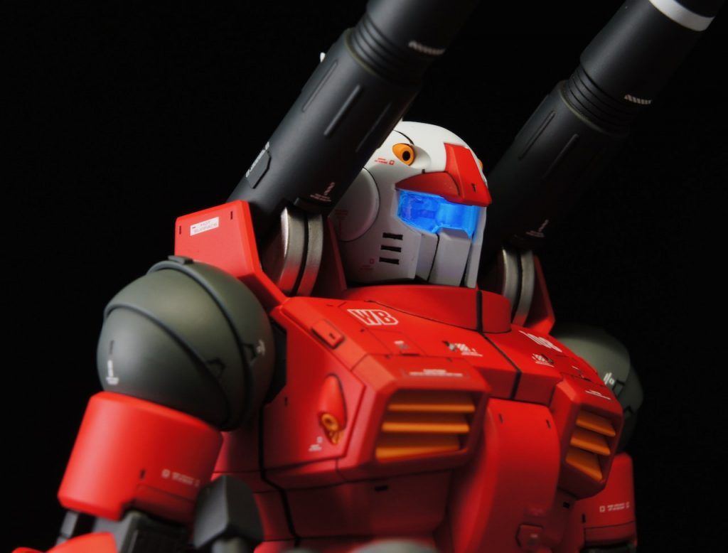 バイザーは蛍光塗料で発光します。