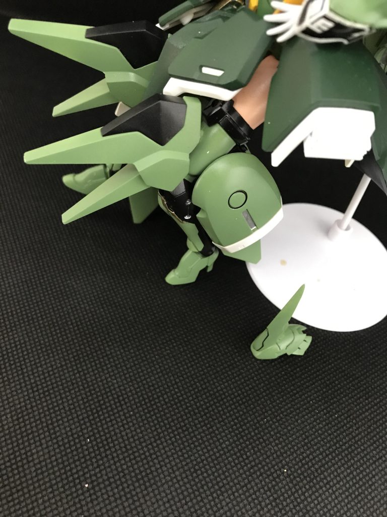 膝は曲げれます。腰アーマーや膝アーマーが干渉するのであんまり動かせませんが汗