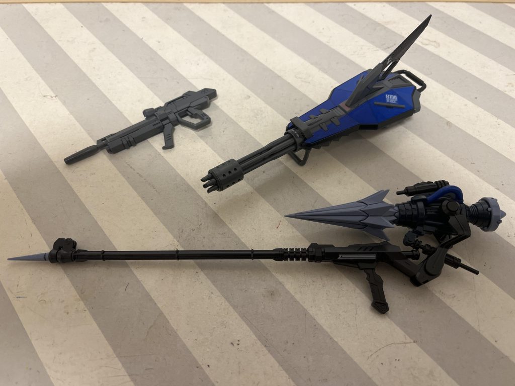 アドラーも作ってはいます。今更ですけど、ライフルとシールドはスウェンのストライクから強奪してます。コンバインシールドは、赤→青、白→黒で塗装。先にも述べたように白部分を残さないのがテーマだったので、塗ってしまったけど、元の持ち主のストライクに持たせると変だろうな、、ということで終わりです。それじゃあ。。