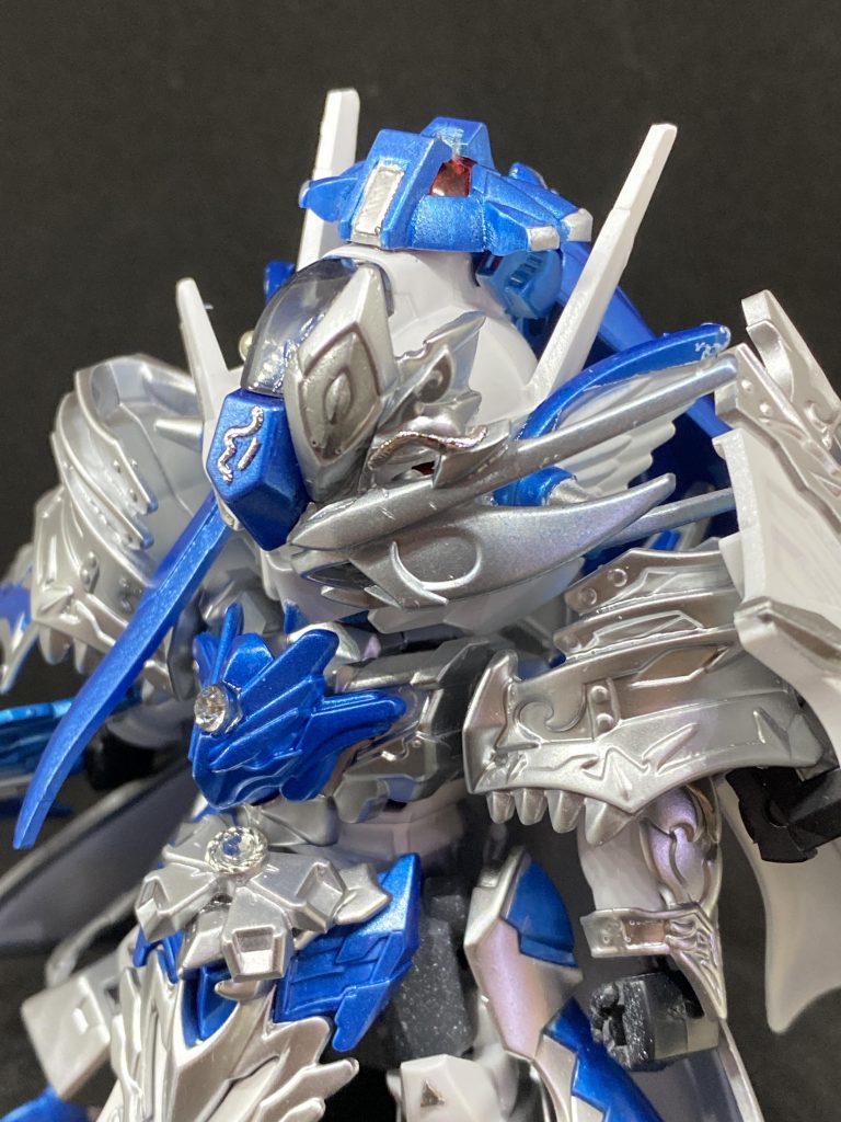 塗装は初心者な為に荒いです(;ω;)顔は左右非対称、盾はアームで独自に稼働します。