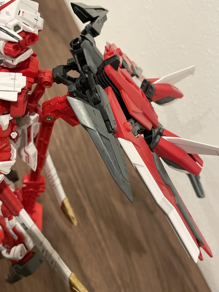 上手くいかなかったのは成形色から少し外れた色の塗装です。グレー部分を明るくしたかったのですが、どうしても筆の跡が残ってしまいました🥲どうやったらら上手く塗れるんだろうか…。