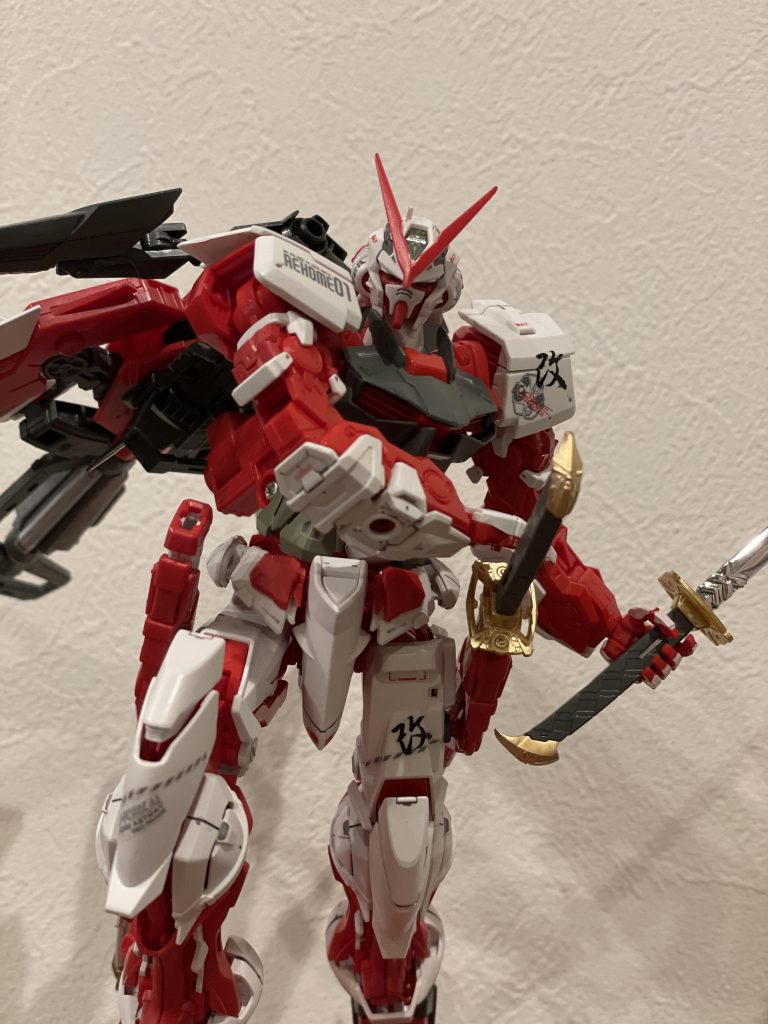 作品の出来には満足していますが、課題は山積みです。次回は塗料の濃さの調整やスミ入れの処理、ゲート処理なんかを練習していきたいです。今回はラッカー塗料を使ってみましたが、水性塗料の方がうまくいくのだろうか…。筆塗り塗料のオススメがあれば教えてください!!