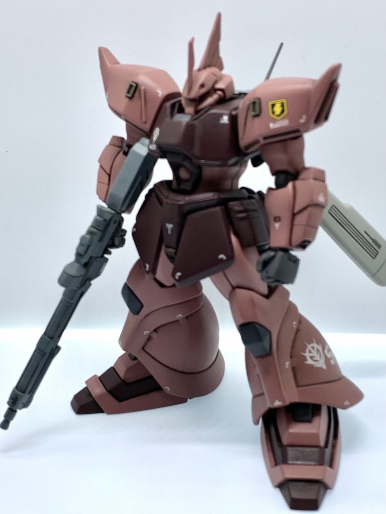 下半身をボリュームアップしてます。リアのバーニアと相まってスカートから色々ハミ出気味です。