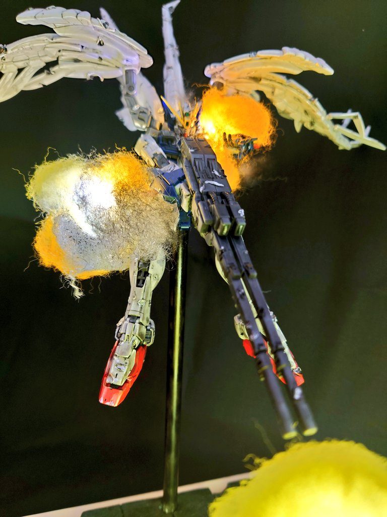 爆破表現する為に左肩と右腰にLEDを仕込んでます。