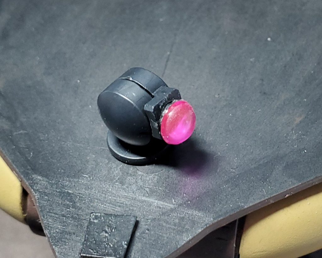 モノアイはくり抜いて可動式にしました。基部は30MMの関節を使用、角度付けもできます。モノアイは百均のジュエルカットシールにクリアレジンを垂らして表面張力で丸くしたものを使っています。https://twitter.com/yossyoro_08/status/1599982815915147265?t=cLPftVS42hfLMg1PXfK6bQ&s=19