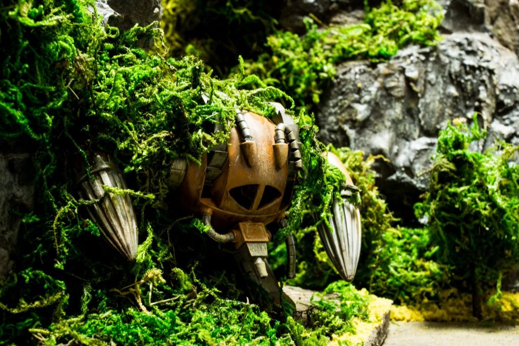 終戦後、ジャブローの奥地にそれはいた。誰にも知られることなくただそこに眠っていた。おそらく特務を担ってこの地にたどり着いた者の残子なのだろう。役目を終えた巨大な鉄の塊は今も眠り続ける。旧キットのアッグのダメージ&劣化をテーマにして作成しました。