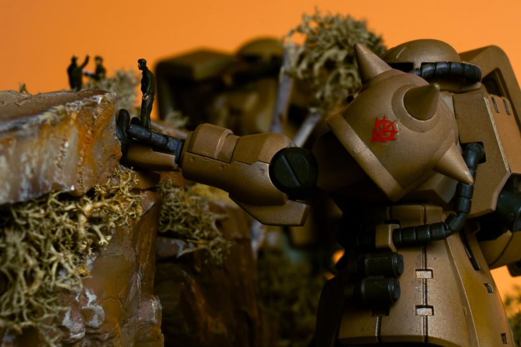 硬直する最前線、状況打開のため歩兵による斥候を投入する判断が下された。ザク小隊は小高い岸壁に彼らを送り届けるのであった。日没に合わせ闇に飲まれていく世界に彼らの背中は消えてゆく。MSと人間を組み合わせたテーマで作ったものになります。