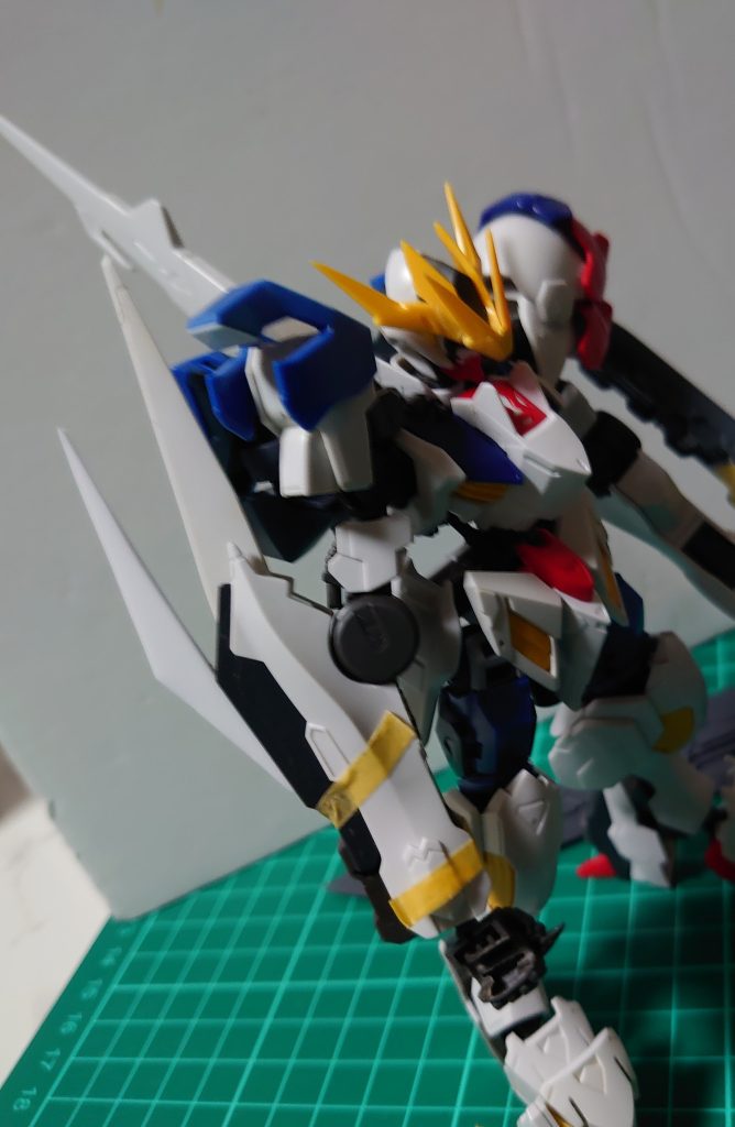 左右の腕はアシメにしたく、レクスと言う機体名なので右肘を恐竜などの鉤爪?のような形状をイメージして作りました!