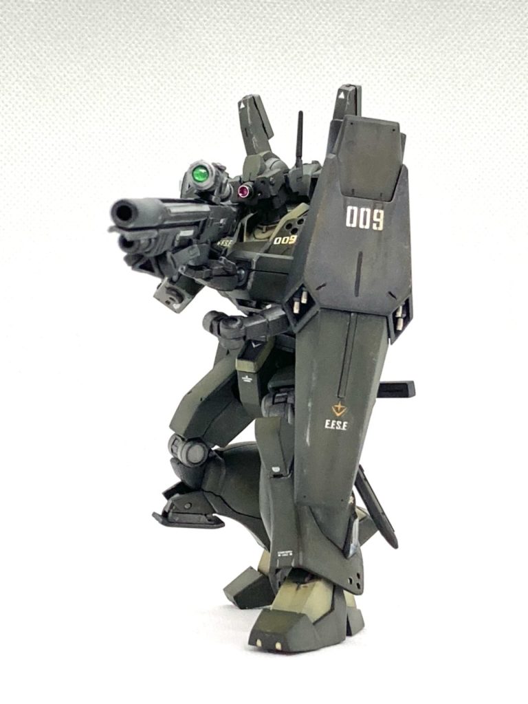 まずはスタンディング(立ち)です。手首、肘、肩、首の可動域を広げることで、しっかりとライフルを構えつつスコープをのぞくことができます。