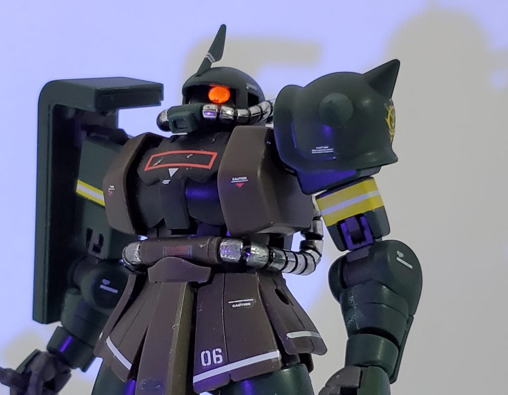 モノアイ発光状態モノアイは付属のシールをガンダムマーカーの蛍光ピンクで塗装しブラックライトで光るようにした後、クリアーレッドのレジンを塗布し、簡易的なジュエルシールにする事で立体感を持たせました。これによりさらにモノアイっぽさが出たかなと思います。