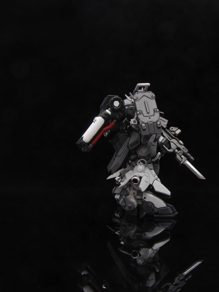 今回は、エアブラシを導入したので、薄いグレーと中間？のグレーはエアブラシで塗装し、残りの色は筆塗りです。やはり塗料は水性ホビーカラーがメインで、何故かプロペラントタンクの配線の赤色だけシタデルカラーを使いました（謎）