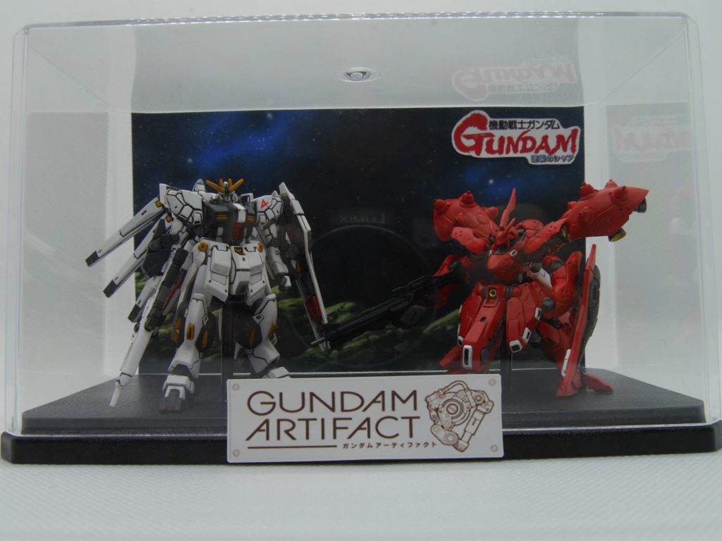 百均のケースに穴をあけて、プラ棒とプラバンでそれぞれの支柱を作成しました。こういう小さい作品はケースがあると盛り上がります(完全自己満足w)ロゴや映画劇中の背景を貼り付け、少しでも雰囲気が出ればなぁ~と、、、(;^_^A