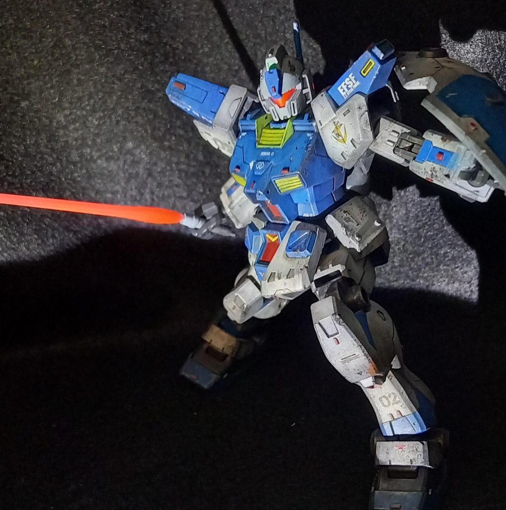 目と頭のセンサーに蛍光塗料吹いてます