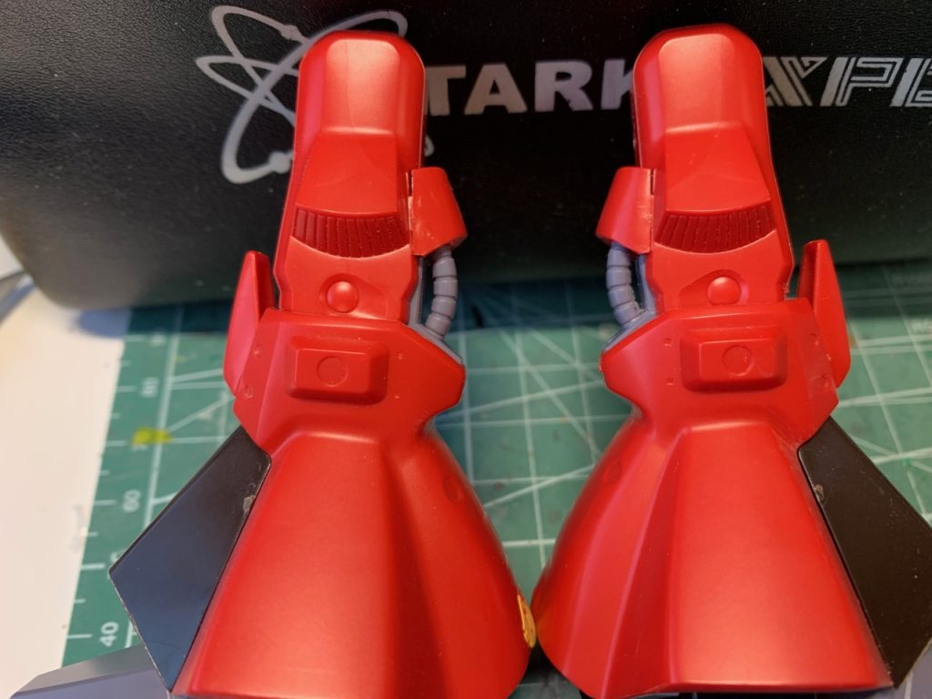 膝の左右にある「目」みたいなモールドが設定では下が隠れてますがキットは全部出ているので膝関節のパーツを１ｍｍ短くしてます。（左がキットのままで右が短く加工したもの）