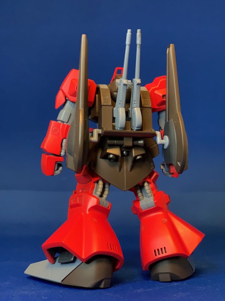 キットは脚部の裾周りが設定画と違うので改修しました。まず後方のスリットを開口してますがエッジを出すため７ｍｍ開口して１ｍｍのプラ板を等間隔で接着という面倒な加工をしてます。