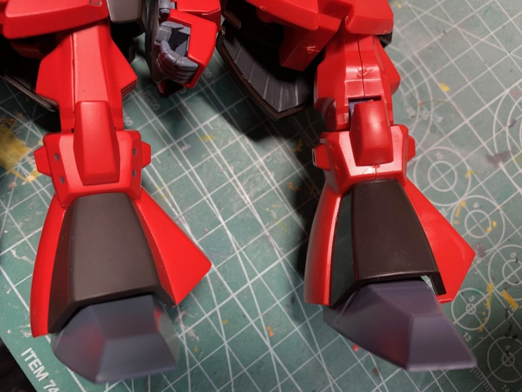 裾の茶色の部分とバーニア側に段差があるので削って合わせました。フチだけが厚くなっているので削るとその部分も無くなるためプラ板で補正する必要があって実は大変です。（左が加工後、右は旧版ですけどリニューアル版も同じように段差があります）