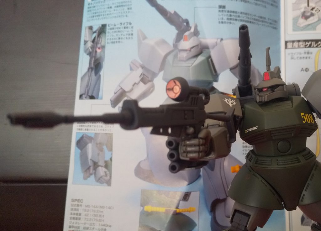 :ゲルググといえば定番の武器ビームライフルだ。このライフルで総帥の頭部を撃ち抜きたい…！