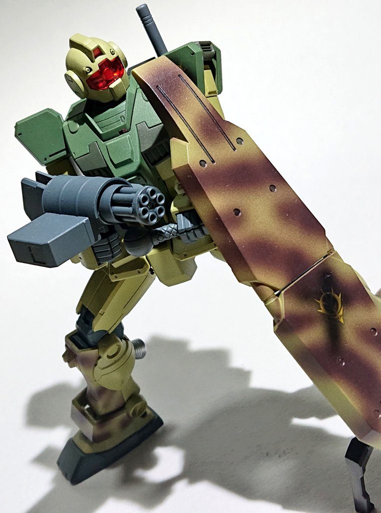 シールドと肩には消されたジオンのエンブレムと迅速な撃破と密林などの狭所での取り回しを考慮させたミニガン､肩に対人バルカン砲(存在を知られたからには○す…！的な)など独自改修をしてる設定です～  バルカンは伸ばしランナーで砲芯を作ってます～