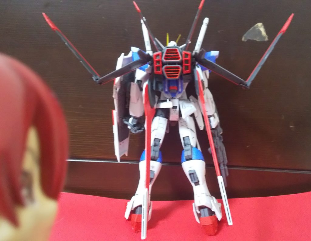 :後ろだ。MGだけどそこそこ色分けされてないな…シールドの裏面(グレー)、スカートの外装の裏面(グレー)、ビームライフルの赤い部分の溝内(ブラック)、エクスカリバーの持ち手(グレー)、Fシルエット後方のバーニアカバー外装(レッド)、アーマードシュナイダーの刃先(シルバー)等だ。