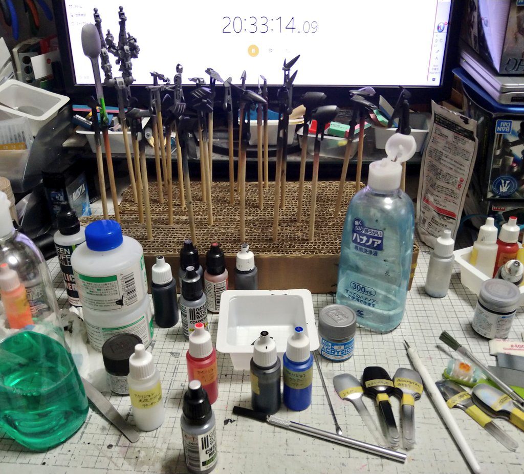 どうにか塗装を終えた時には20時間を越え、机もごちゃごちゃに。