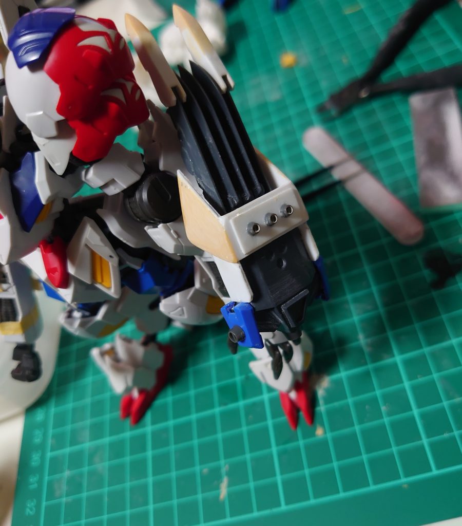 MSGの武器の予備パーツを適当に合わせて初のパテを使用しシールドクローの様な武器をイメージしました。