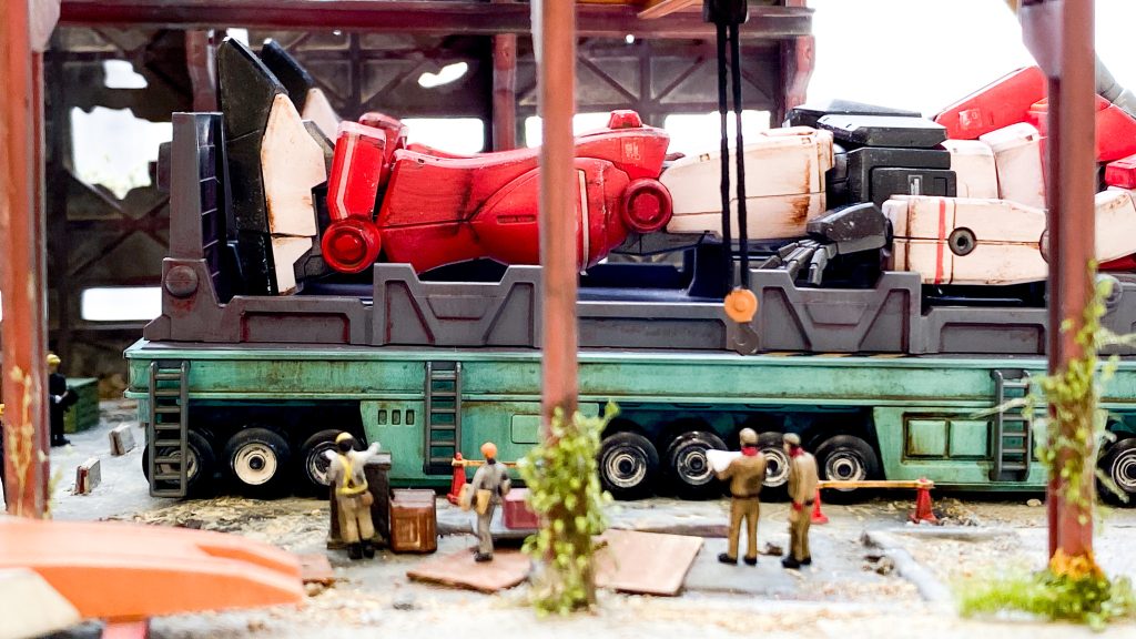 建物はジオコレコンバットから壊れた工場を使いました。少し大きいので3/4ぐらいのサイズにカットしています。