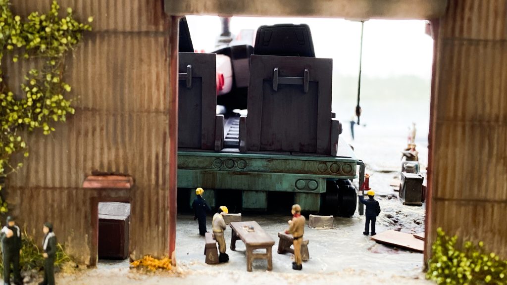 バックショット。現場監督と連邦士官が整備計画を巡って対立している一方で、建物の外におさぼりしている二人組を入れました。