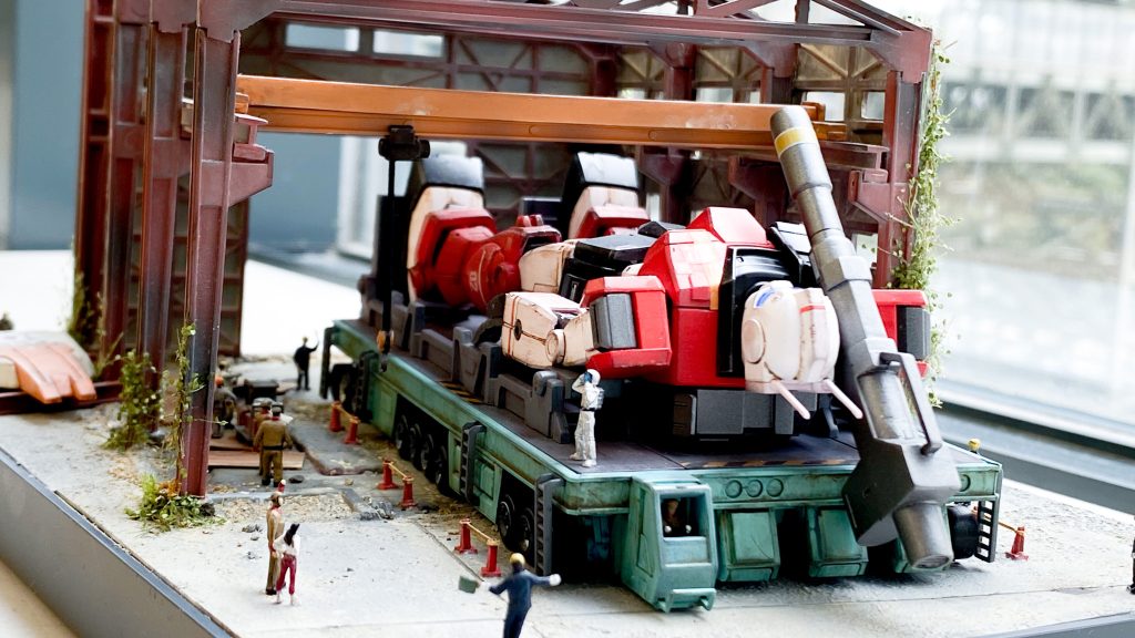 仮整備場として廃工場を現地調達。MSを格納してこれから整備をというイメージです。