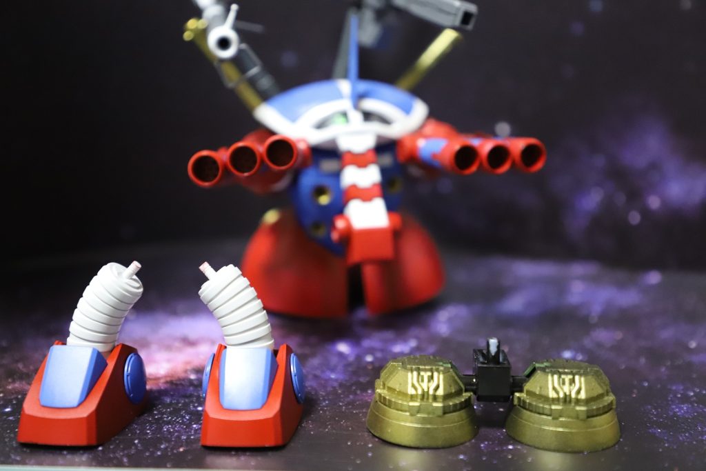 足をはずし、ジオングのバーニア股関パーツがさせるように股間のポリキャップは変更しています。