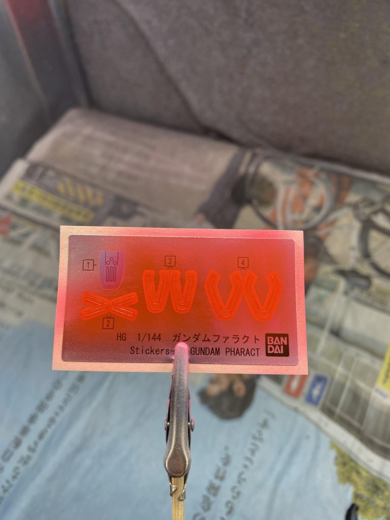 シェルユニット部は付属のホイルシールに蛍光レッドを塗装し、貼り付けました