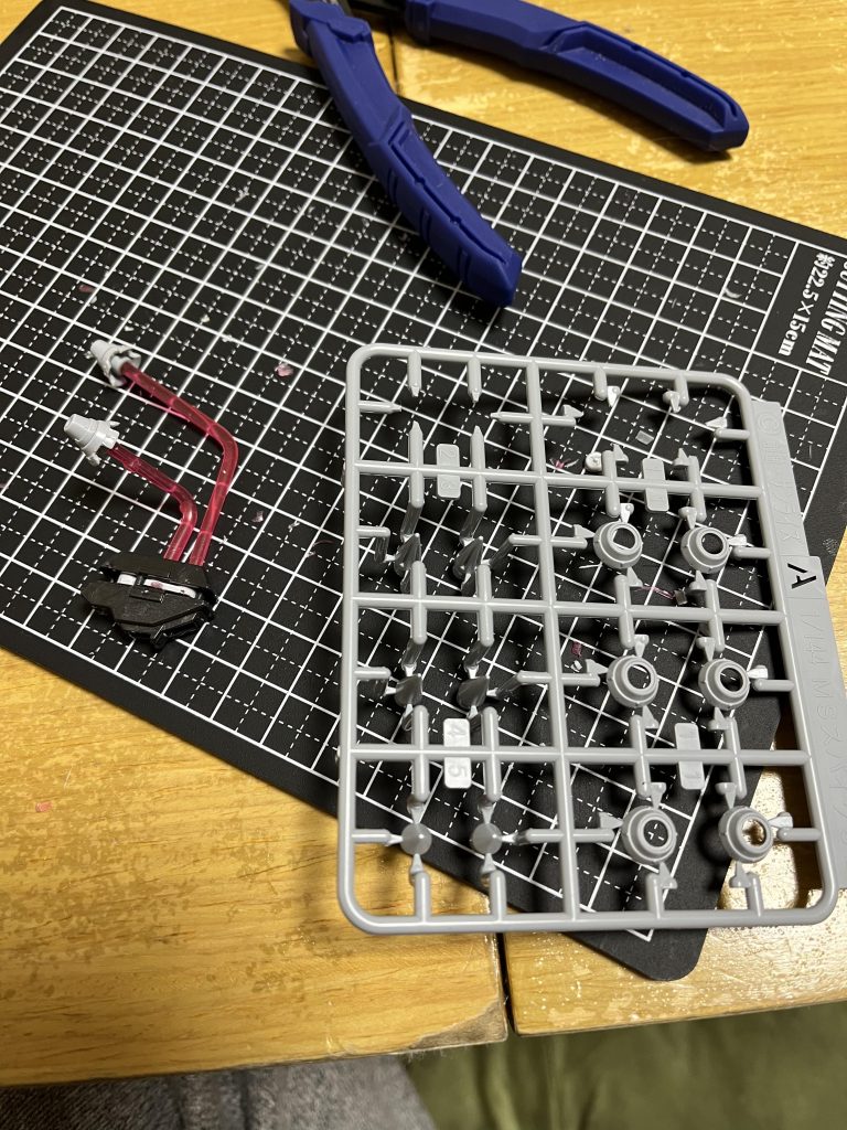 飛んでるファンネルは、前々回のザク作成時に結局使わなかったトゲトゲセットにそれっぽいのがあったので適当に作成!