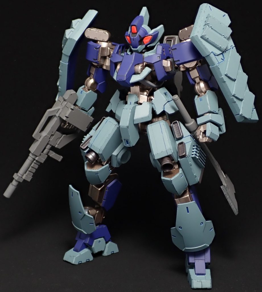 射撃武器として通常のグレイズ用ライフルの銃身を短縮化したカービン銃を装備しています。近接武器は従来通りのバトルアックスを装備していました。