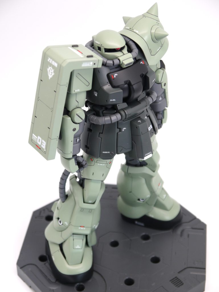 本キットはカトキさんのイラストとはかなり異なるので、少しでも近づけるようにジオン版キットをベースに各部を改修しました。キットはザクらしいどっしりとした体型なので、カトキさんのイラストのようにスラッとした体型になるようにしてみました。また、スジ彫り・レッドポイントなどのディテールを全身に入れました。