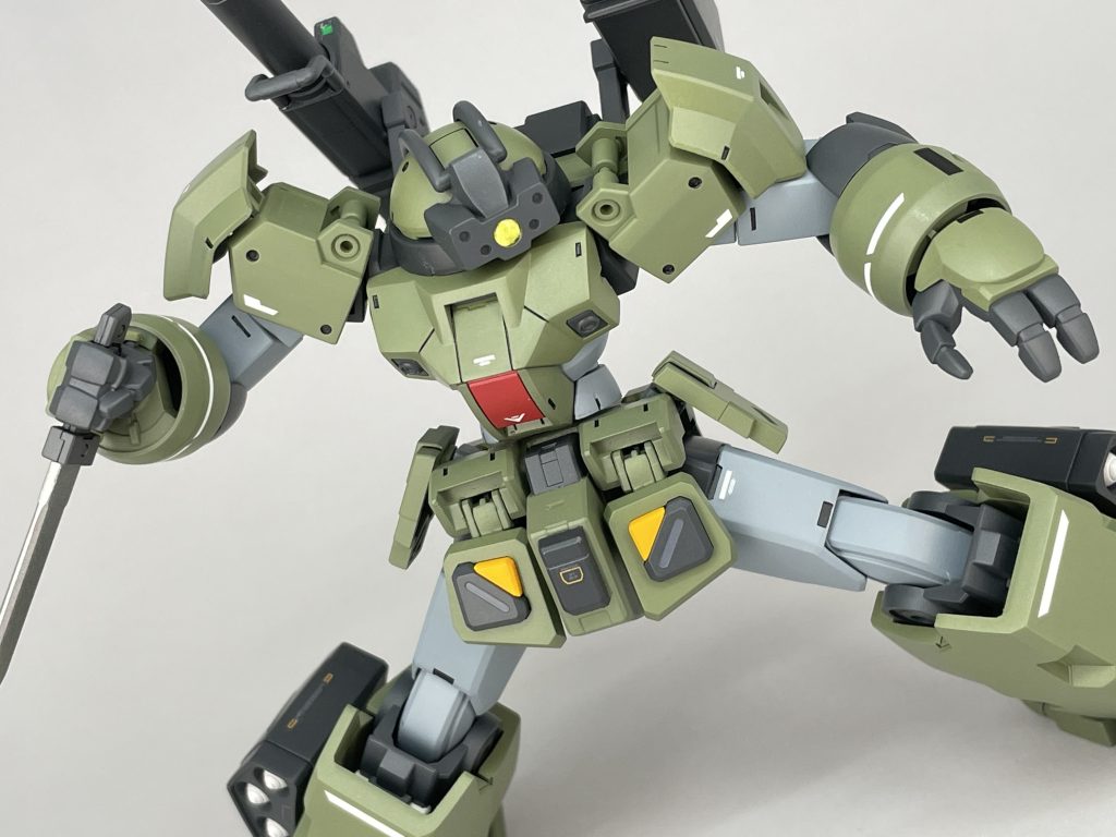 シールド裏にマウントしてるコンバットナイフ。