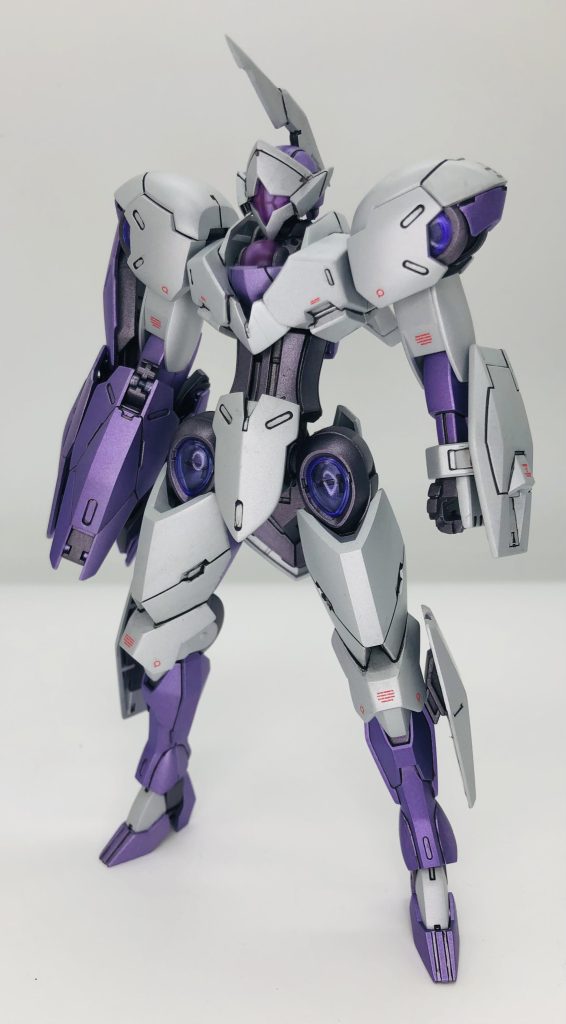 すごくシンプルで組みやすいキットでした♪ブレードアンテナはプラ板貼ってシャープ化しました。本体カラーはガイアカラーのパールシルバーにホワイトを調色したものを。紫部分はMr.カラーのメタルパープルとホワイトシルバーを調色しました。フレーム部分はガイアカラーのスターブライトアイアンにメタルパープルを少量加えました。