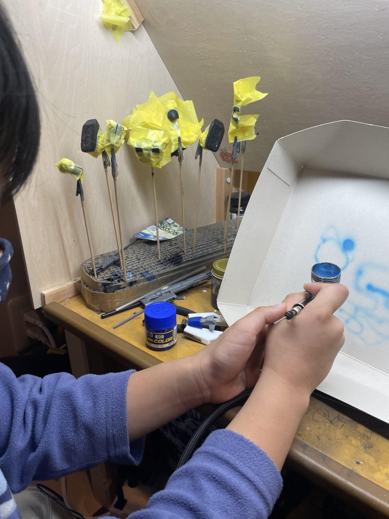 エアーブラシレクチャー中、初め間違えてラッカー塗料を使っちゃって、、急いで水性に変更、、気持ち臭いもましかな、、、 マスキングテープも超適当ー塗りたい欲のプレッシャーが半端なく、、