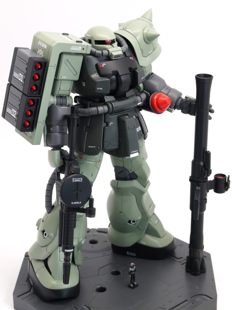 キットでは脚に付けるミサイルを、右肩シールドにマグネットで付けられるようにしました。HGのオリジン版がカッコよかったのでマネしました。(オリジン版は予備弾倉ですが)パンツァーファウストもマグネットでの脱着に変更しています。キットのアタッチメントだと、腕と干渉してしまうので。