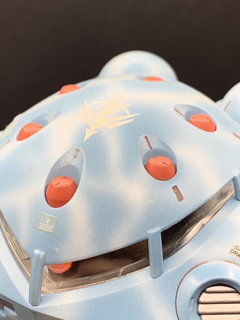 頭頂部のミサイルはワンポイントカラーとして、赤で塗装。