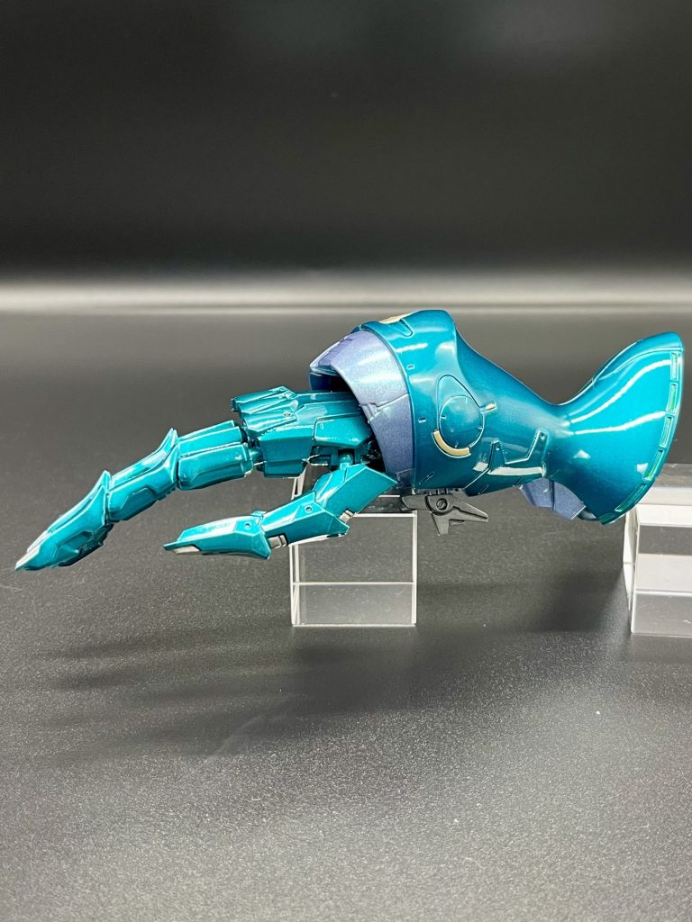 実は、ダムドの余剰パーツを使ってマニピュレーターの指関節を稼働するよう加工する予定でしたが、今回はスルーしました。そのうちやると思います。