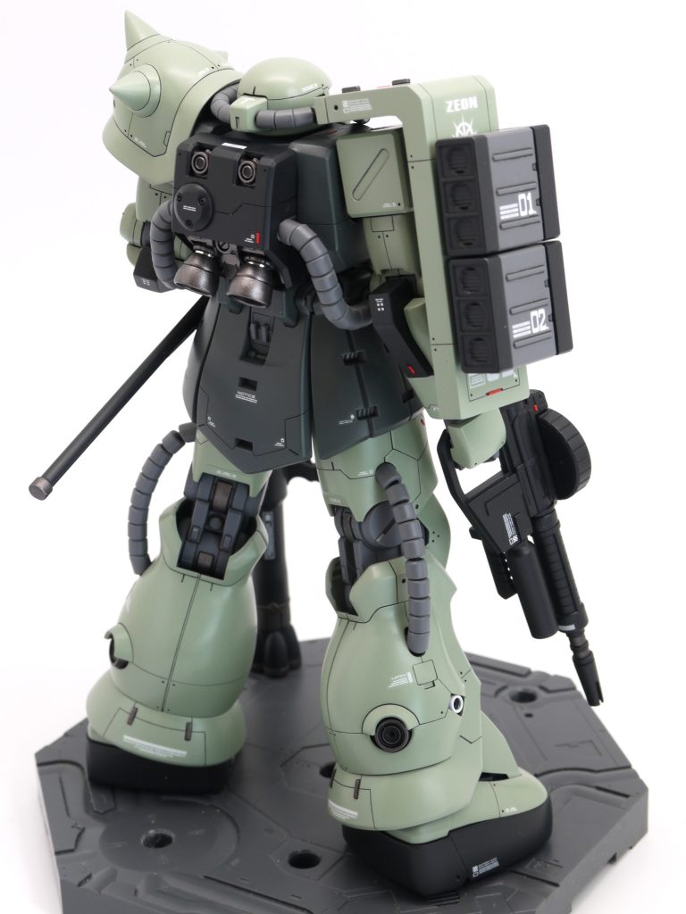 バズーカは何故か腰のラッチに載せられません…。この辺は何もいじっていないのですが、ランドセルのバーニアと干渉してしまいます。やり方をご存知の方は教えていただけると助かります。写真では立たせていますが、安定はしません。