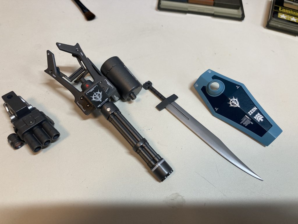 汚す直前の武装類です。綺麗な艶消しの状態を経ずに汚してしまったので今度から綺麗な状態を楽しんでから汚したいと思います😅ご覧頂きありがとうございました。