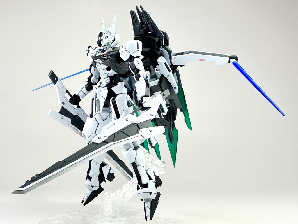 両肩ソードビット射出状態。