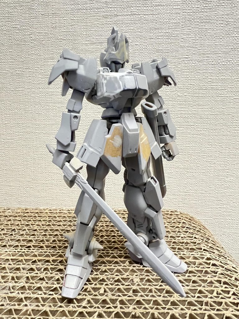 肩はRGトールギスの膝カバーを使用。サイドアーマーの先端とくるぶしのトゲにはジャスティナイトのパーツを流用。スネは百式らしく開いていた部分をプラ板で埋めています。足の甲もプラ板でディティール追加。王冠パーツはプラ板積層&パテ。