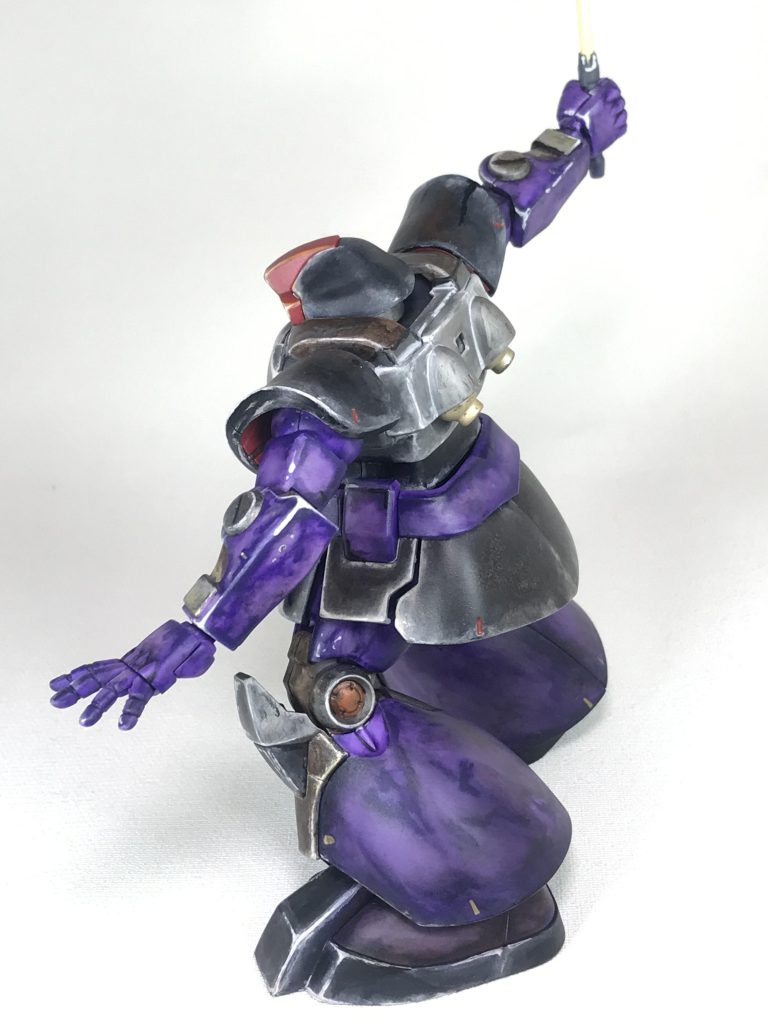 横前々からドムは紫の濃淡を出した感じにしてみたかったので今回はイメージ通りにできたかなと思います。少しトーンが高いですが三体作って土台にのせた時丁度良く感じる様に明るめにしています。