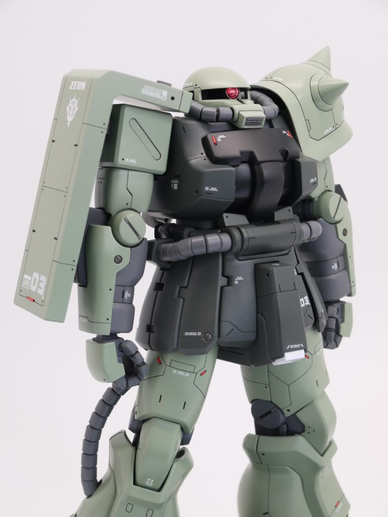 <頭>・上下を詰める1mm弱、シャープな印象に・口左右拡大0.5mmずつ フィンはプラ板で作製・モノアイはHアイズに変更 ベースをシルバーで塗装し、その上にクリアーレッドで塗装したレンズを接着しました。・クリアーパーツのバイザーは廃止・角ありの頭部は作っていません。<胸>・肩を胸に寄せるため、フレームを左右3mmずつ幅詰め・胸の前面1mm延長、下側ライン変更・鎖骨部を約1mmカット・首2mm短縮・胸中央のT字型ブロックはセンチネル版を不再現(センチネル版は横棒がストレート) キットの形状のままでもカッコいいなと思ったので<腰>・フロントスカート周りを形状変更 左右を独立して可動させるためにデザイン変更されているので、左右を繋げてカトキ版イラストに寄せました。・2枚目スカート分離、市販のボールジョイントで接続、凹凸形状追加※これらの改修で、スカートの動きが少し悪いのと、凹凸が噛み合わないと破損する可能性がありますのでご注意ください。・各スカートの根本に板状ブロックを追加・股間ブロックを形状変更(正面のC面を削除)・脚の軸位置変更(下3mm前4mm移動)・太ももとサイドスカートが干渉するので、お互いを削って調整