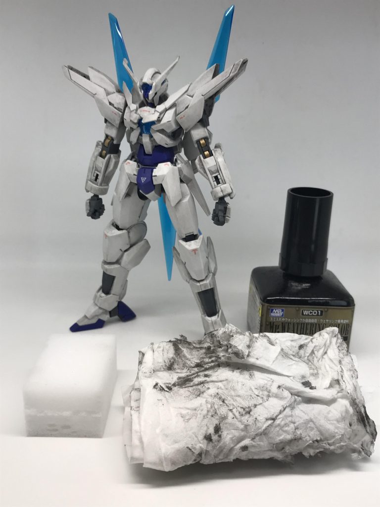 つや消しが終わったら、まずウォッシングMr.ウェザリングカラーマルチブラックを全体に筆でベタ塗りしますこのウォッシングは墨入れも兼ねているので、墨入れする時間と手間を短縮できるのも良いところ😊ウェザリングカラーはエナメル系なので、小さいパーツや関節などテンションや負荷がかかる部分に塗りすぎるとパーツが割れる可能性があります肉眼では確認できない微細な傷に塗料が入り込みプラを侵食し脆くするそうですとくにABS製のパーツは危険…慣れてない方は外装パーツだけにした方が良いかも…私は基本薄め液は使用しません、がっつり汚したいのと溶剤を増やすとパーツが割れる可能性が高くなる為です頭部、胴体、腰回り、両腕、両脚、バックパックの8つに分解してベタ塗りします(武装などある場合はそれも)2〜3部位づつベタ塗りしたら最初にベタ塗りしたパーツからすぐティッシュやキッチンペーパーで軽く拭き取り時間がたち乾き始めるとティッシュでは色を落せなくなるので2〜3パーツづつがオススメ