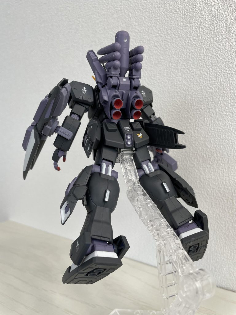 バックショットです。設定が全然わかんないんで、想像でバックパックにミサイルやタンクを増設してます。ミサイルがデカすぎました!