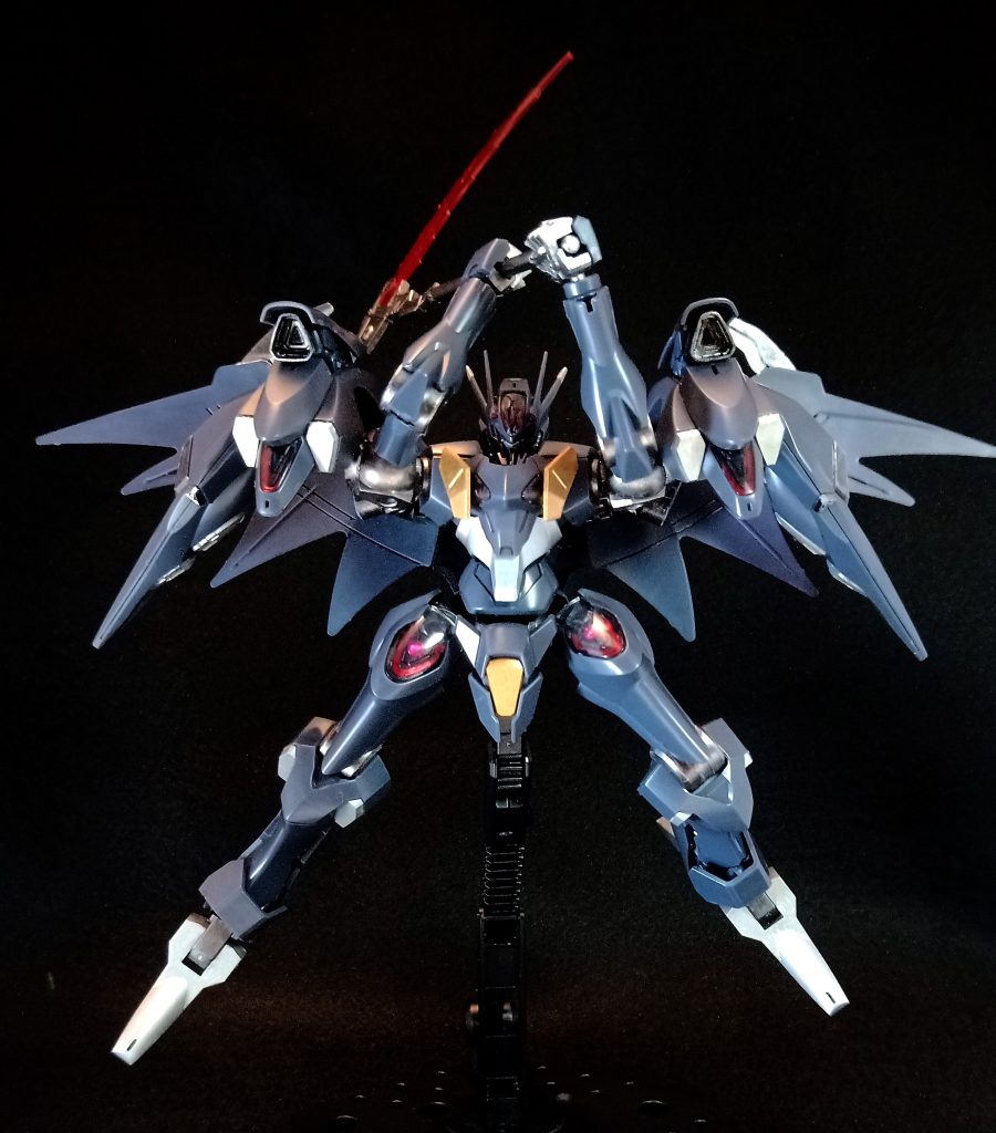 シンプルではありますが、その色と機動力からまさしく「悪夢」を体現したかのような動きに見入ってしまい、その間に分断される機体がほとんどのようです。もう1つの武装は「フェーレトロ・フォティアス」。「火の棺」という……これは…少し……口に出して表現するのがためらわれます。無事に帰艦したパイロットの1人に、戦闘時のお話を伺いました。