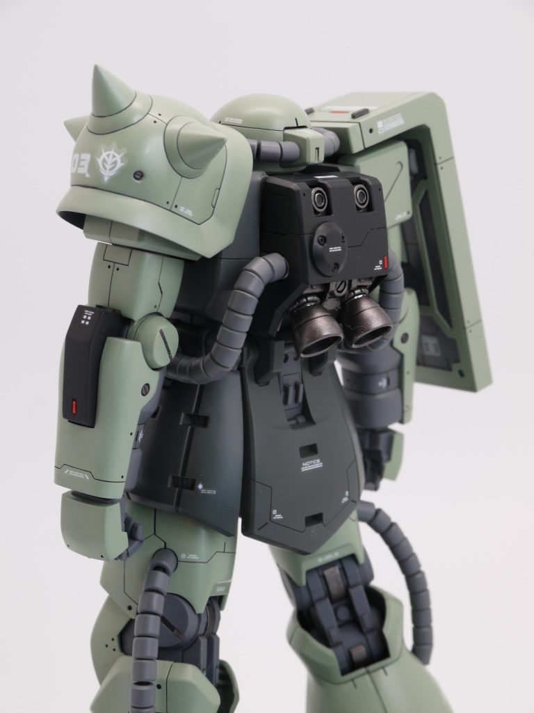 <腕>・左肩スパイクアーマーは全周を1mm拡大 上面と側面にパテを盛ってモコモコ感を緩和・右肩シールドは全周を1mm幅増し・上腕は断面が丸くなるように削り込み ポリキャップを1mmカットして短縮、ダランと見えるので・ヒジブロックは外側に1〜2mm拡大・前腕内側は断面を半円形に近付けるよう削り込み・前腕外側はモコモコしているのでパテを盛ってストレートにし、手首側に1mm延長<ランドセル>・ロケットブースター廃止・丸い突起を追加